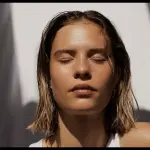 Pelle lucida: la causa di questo inestetismo e il trattamento da adottare