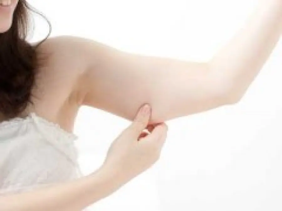 Medicina estetica per "braccia a tendina" e interno braccia rilassato: biorigenerazione e radiofrequenza