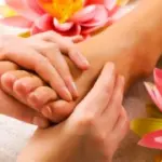 Podomassaggio olistico per i piedi: massaggio contro contratture, crampi e indolenzimenti del piede