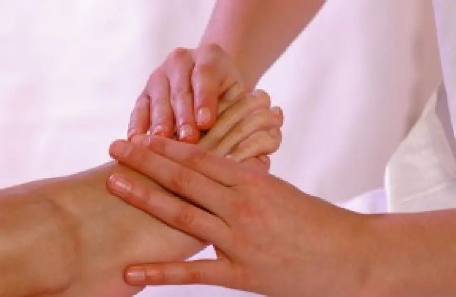 Massaggio per i piedi con oli essenziali e podostrigile. Benessere dei piedi