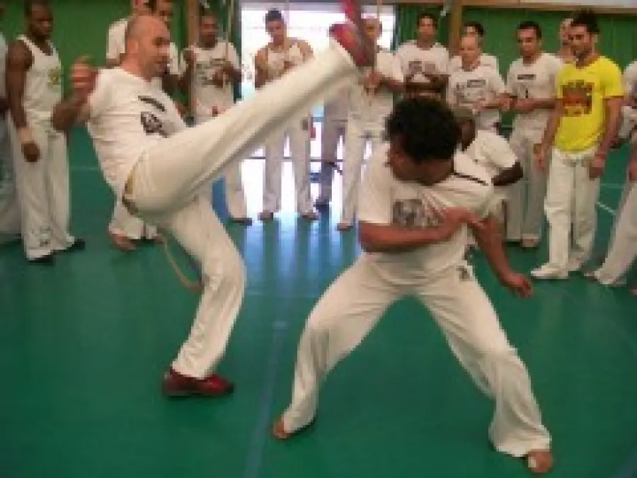 Corsi di capoeira: flessibilità e potenziamento dei muscoli di cosce, braccia e addominali