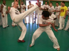 Corsi di capoeira: flessibilità e potenziamento dei muscoli di cosce, braccia e addominali