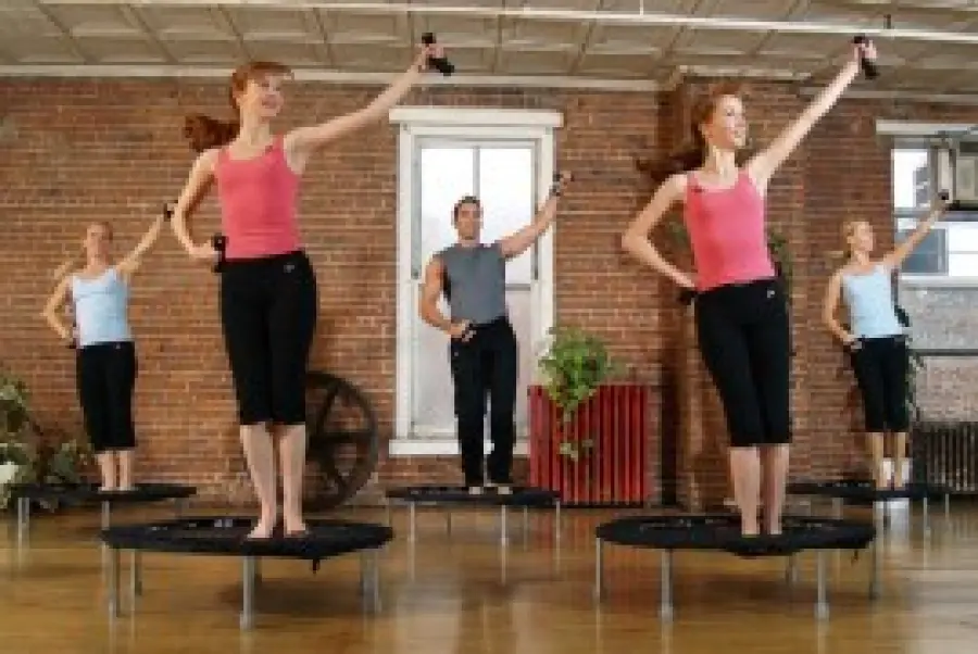 Corsi fitness cardiolates in palestra: aerobica, pilates, pesi e rebounder (trampolino elastico)