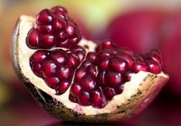 Benefici melagrana: proprietà per la salute dell' intestino e le vampate in menopausa