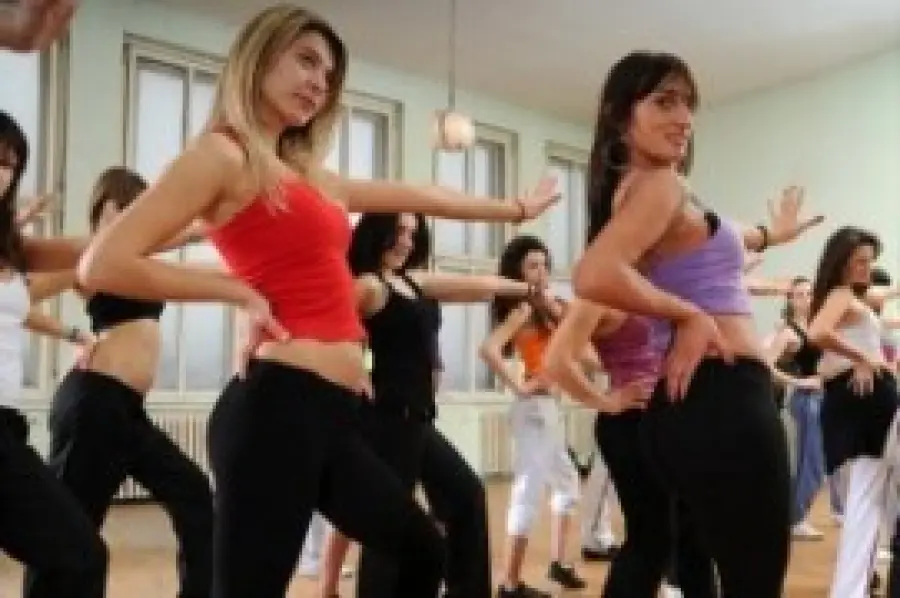 Corsi fitness Dancehall: raggae e hip hop. Bruciare 400 calorie in un' ora