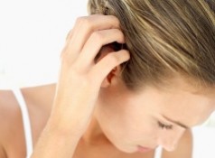 Sintomi psoriasi e cura: macchie rosse (eritema) della pelle e del cuoio capelluto