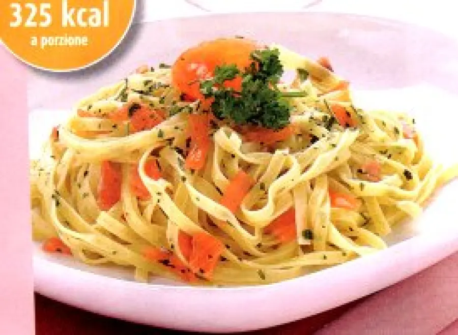 Ricetta pasta con salmone e gamberetti: piatto unico dietetico da 325 calorie