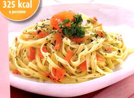 Ricetta pasta con salmone e gamberetti: piatto unico dietetico da 325 calorie