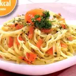 Ricetta pasta con salmone e gamberetti: piatto unico dietetico da 325 calorie