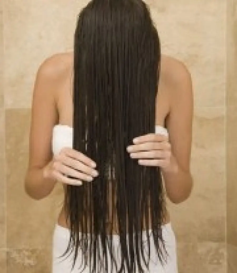 Oli essenziali per la bellezza dei capelli: olio di mandorle, menta, macassar, rosmarino