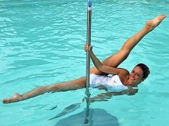 Lap dance in acqua per braccia, gambe, addominali. Corsi di acquagym in piscina