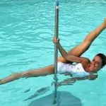 Lap dance in acqua per braccia, gambe, addominali. Corsi di acquagym in piscina