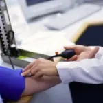 Sintomi ipertensione arteriosa: diagnosi e cura. Valori pressione arteriosa e analisi delle urine