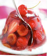 Ricetta dolce con la frutta: gelatina con ciliegie, fragole, lamponi da 370 calorie