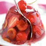 Ricetta dolce con la frutta: gelatina con ciliegie, fragole, lamponi da 370 calorie