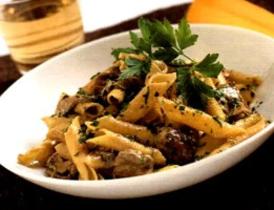 Primo piatto dietetico: ricetta pasta all' uovo con funghi e formaggio alle erbe