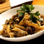 Primo piatto dietetico: ricetta pasta all' uovo con funghi e formaggio alle erbe