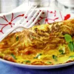 Ricetta omelette (frittata di uova) con formaggio magro, menta e curry: un secondo piatto proteico veloce