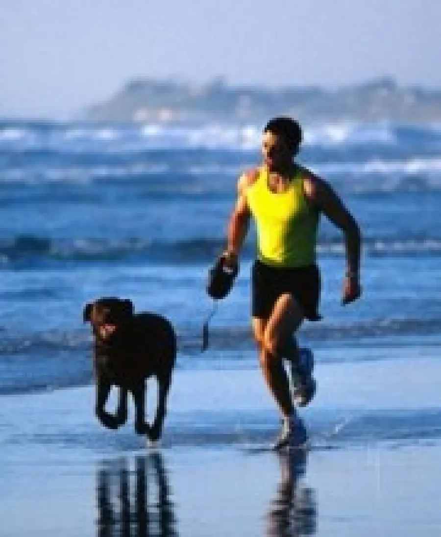 La corsa in spiaggia: correre sul bagnasciuga, usare scarpe ammortizzate e leggere + cardiofrequenzimetro