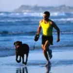 La corsa in spiaggia: correre sul bagnasciuga, usare scarpe ammortizzate e leggere + cardiofrequenzimetro