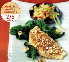 Ricetta filetti di pesce nasello con noci o mandorle tritate e contorno di frutta e verdura (275 calorie)