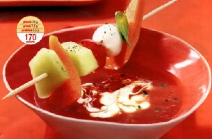 Ricetta crema di papaia con spiedini di verdura, frutta e mozzarelline: un antipasto dietetico da 170 calorie 