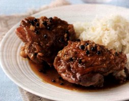 Ricetta pollo marinato con il riso: un piatto unico completo e dietetico da 495 calorie a porzione