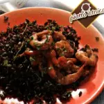 Ricetta riso Venere con gamberi e verdure: un piatto unico di riso e pesce dietetico da 360 calorie