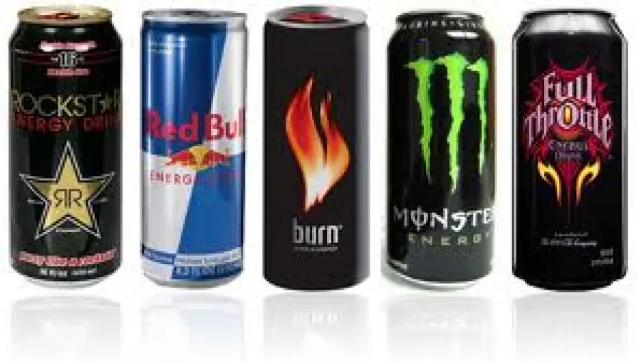 I rischi degli energy drink come Red Bull e Burn: sconsigliati a chi soffre di ipertensione e glicemia alta