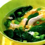 Ricetta zuppa di pollo con riso e spinaci: un piatto unico completo con proteine, carboidrati e verdure