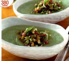 Ricetta crema fredda di cetrioli e avocado con pane e verdure: un primo piatto dietetico da 380 calorie