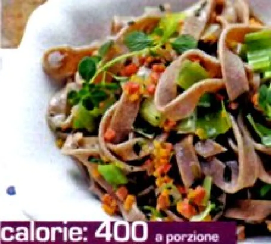 Ricetta pasta di grano saraceno (pasta senza glutine) con speck e porri: un primo piatto da 400 calorie