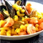 Ricetta pasta di mais ai frutti di mare: un piatto unico o primo piatto di pasta e pesce da 440 calorie