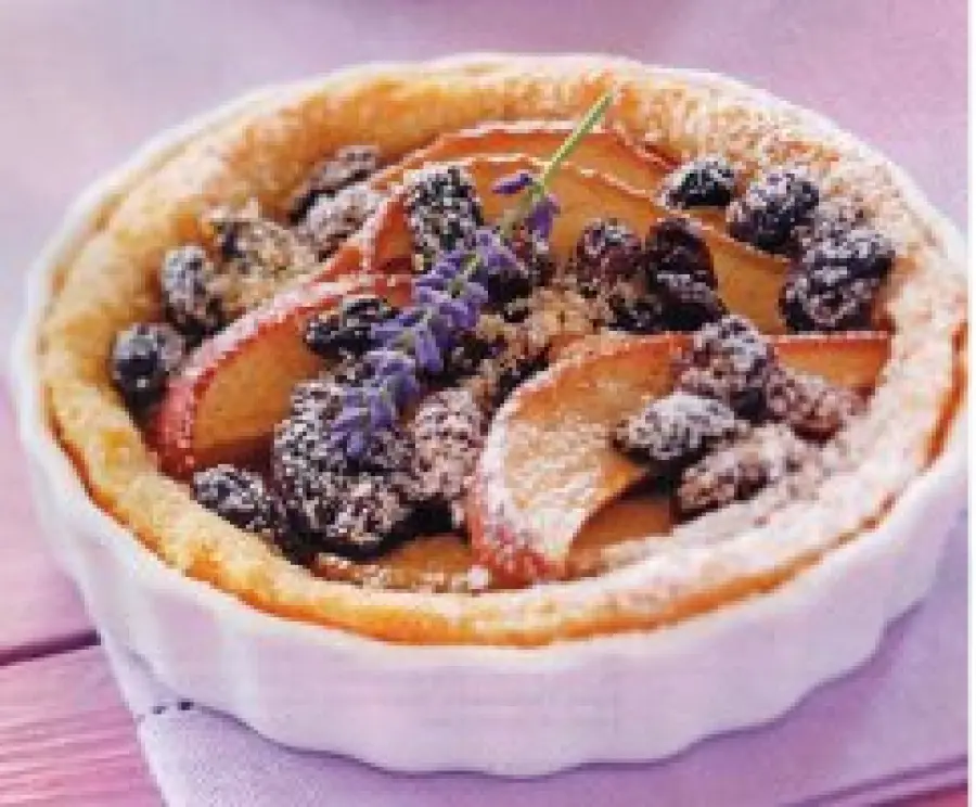 Ricetta crostatine con crema, mele e uvetta: un dolce con la frutta da 290 calorie a porzione