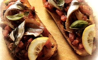 Ricetta acciughe marinate (alici) con pane al pomodoro: un piatto dietetico di pesce da 180 calorie