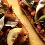 Ricetta acciughe marinate (alici) con pane al pomodoro: un piatto dietetico di pesce da 180 calorie