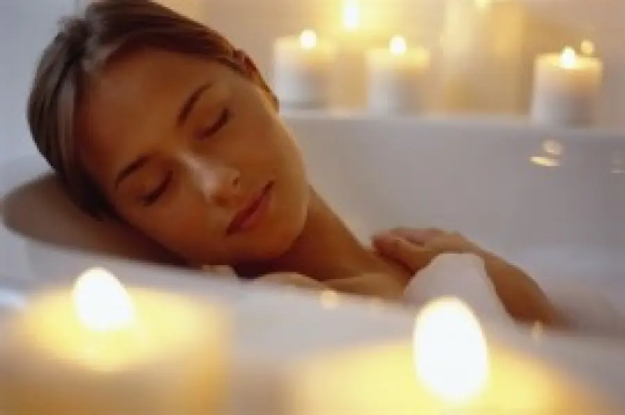 Bagno caldo con oli essenziali per il benessere psicofisico. Proprietà oli essenziali e aromaterapia