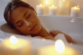 Bagno caldo con oli essenziali per il benessere psicofisico. Proprietà oli essenziali e aromaterapia