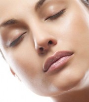 Maschere viso e peeling viso dal dermatologo o dal medico estetico e filler antirughe con acido ialuronico