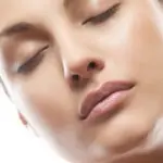Maschere viso e peeling viso dal dermatologo o dal medico estetico e filler antirughe con acido ialuronico