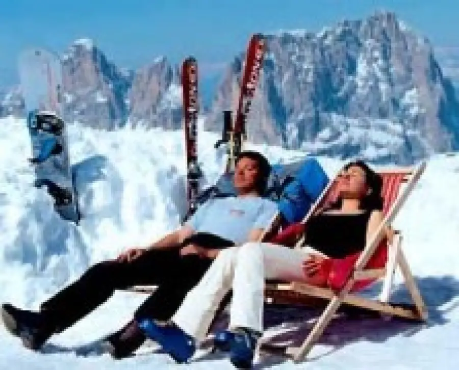 Crema viso con filtri solari anche in montagna sulla neve contro melanoma ed epitelioma (tumori pelle)