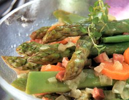 Ricette light: ricetta asparagi con salsa di soia, verdure e prosciutto crudo: un piatto da 322 calorie a porzione