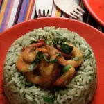 Ricetta corona di riso con gamberi: un piatto unico dietetico di riso e pesce da 340 calorie a porzione