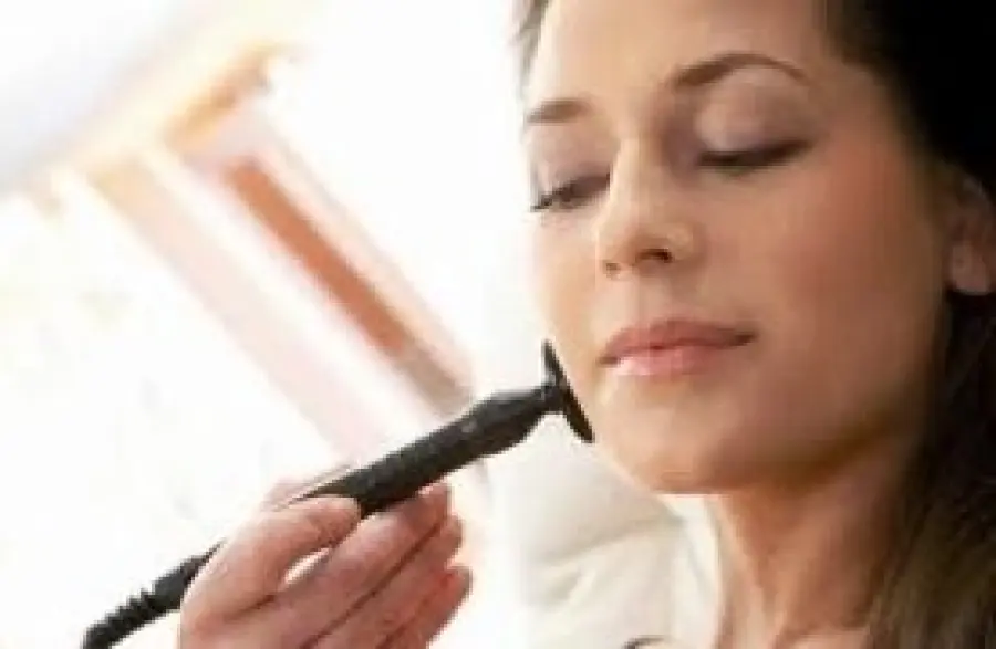 Trattamento laser per eliminare le rughe del viso e radiofrequenza per rassodare la pelle del viso