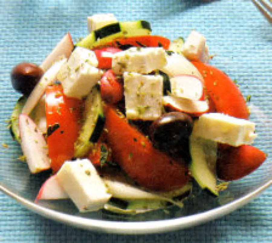 Ricetta insalata greca: un' insalatona dietetica da 190 calorie a porzione - Ricette light e veloci Contorni 