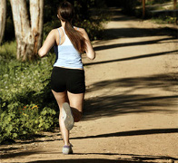 Allenamento con la corsa: jogging all' aperto e corsa sul tapis roulant. Scarpe da jogging e cardiofrequenzimetro