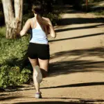 Allenamento con la corsa: jogging all' aperto e corsa sul tapis roulant. Scarpe da jogging e cardiofrequenzimetro