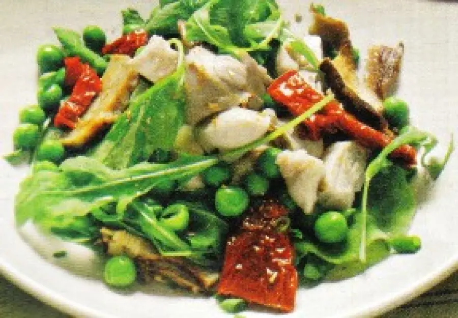 Ricetta coniglio e funghi in insalata e piselli: secondo piatto dietetico di carne e verdure da 300 calorie