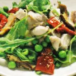 Ricetta coniglio e funghi in insalata e piselli: secondo piatto dietetico di carne e verdure da 300 calorie