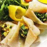 Ricetta carpaccio di pesce spada con salse, rucola e mango: un piatto unico o un secondo piatto di pesce